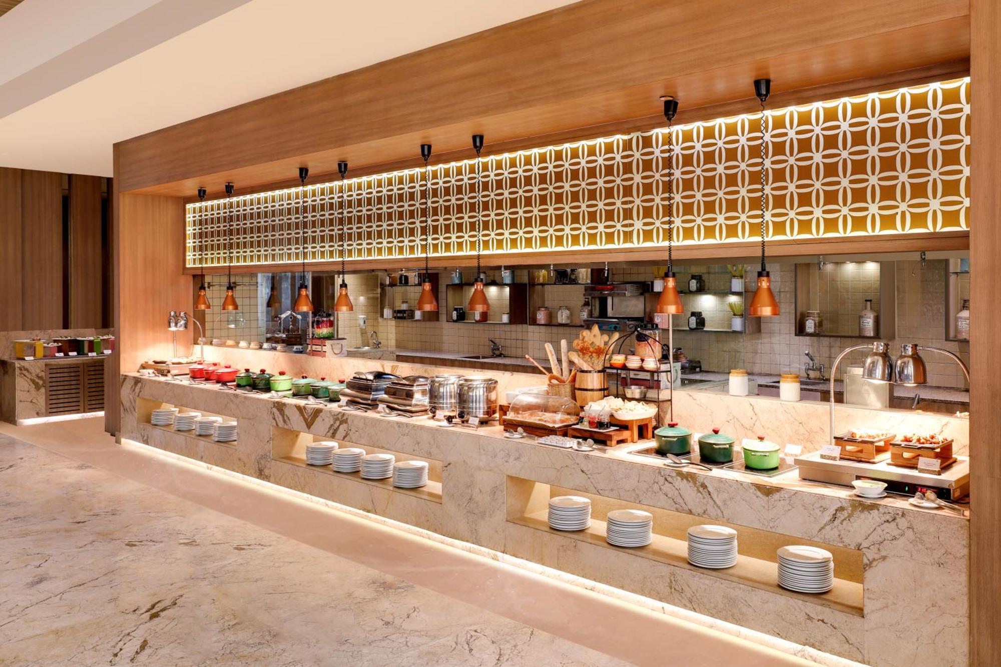 Sandal By Lemon Tree Hotel Noida